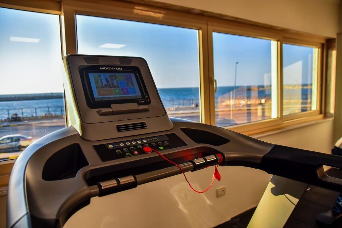 Fleet Club Mahrousa อเล็กซานเดรีย ภายนอก รูปภาพ A treadmill with a touchscreen display