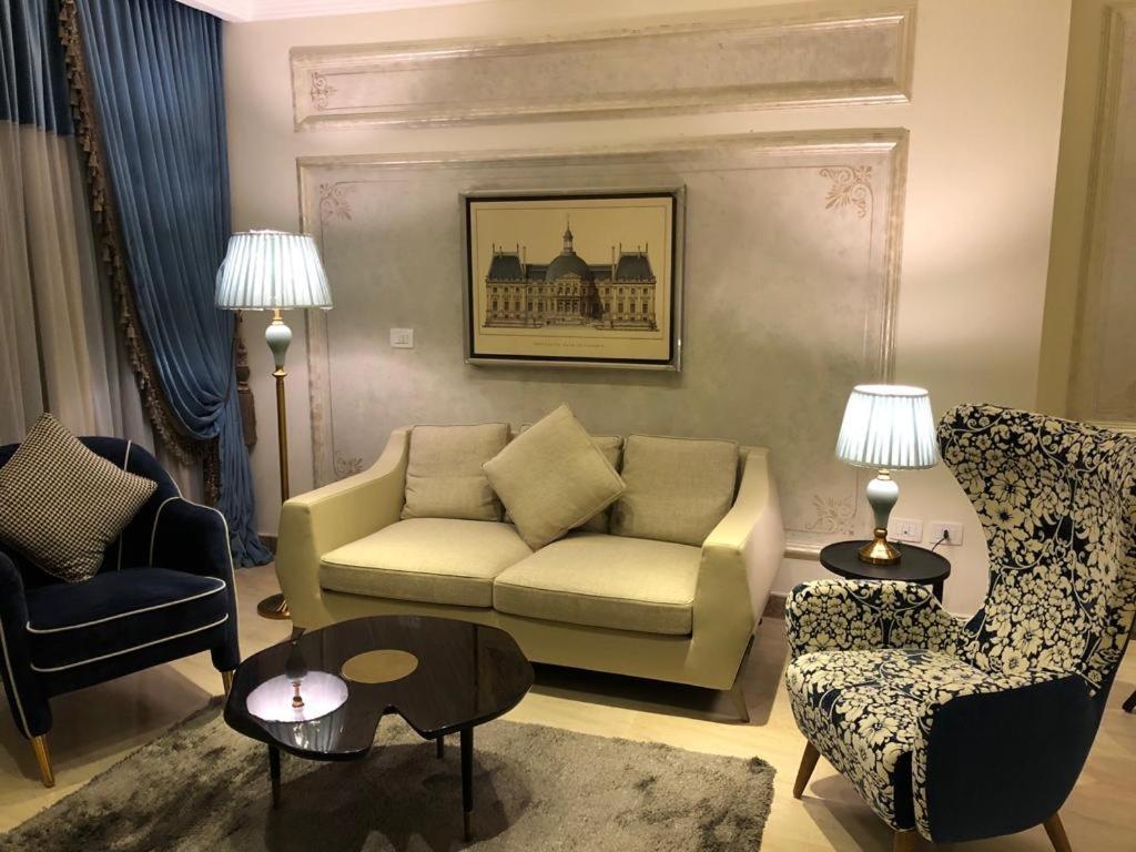Fleet Club Mahrousa อเล็กซานเดรีย ภายนอก รูปภาพ A living room in a suite at the hotel