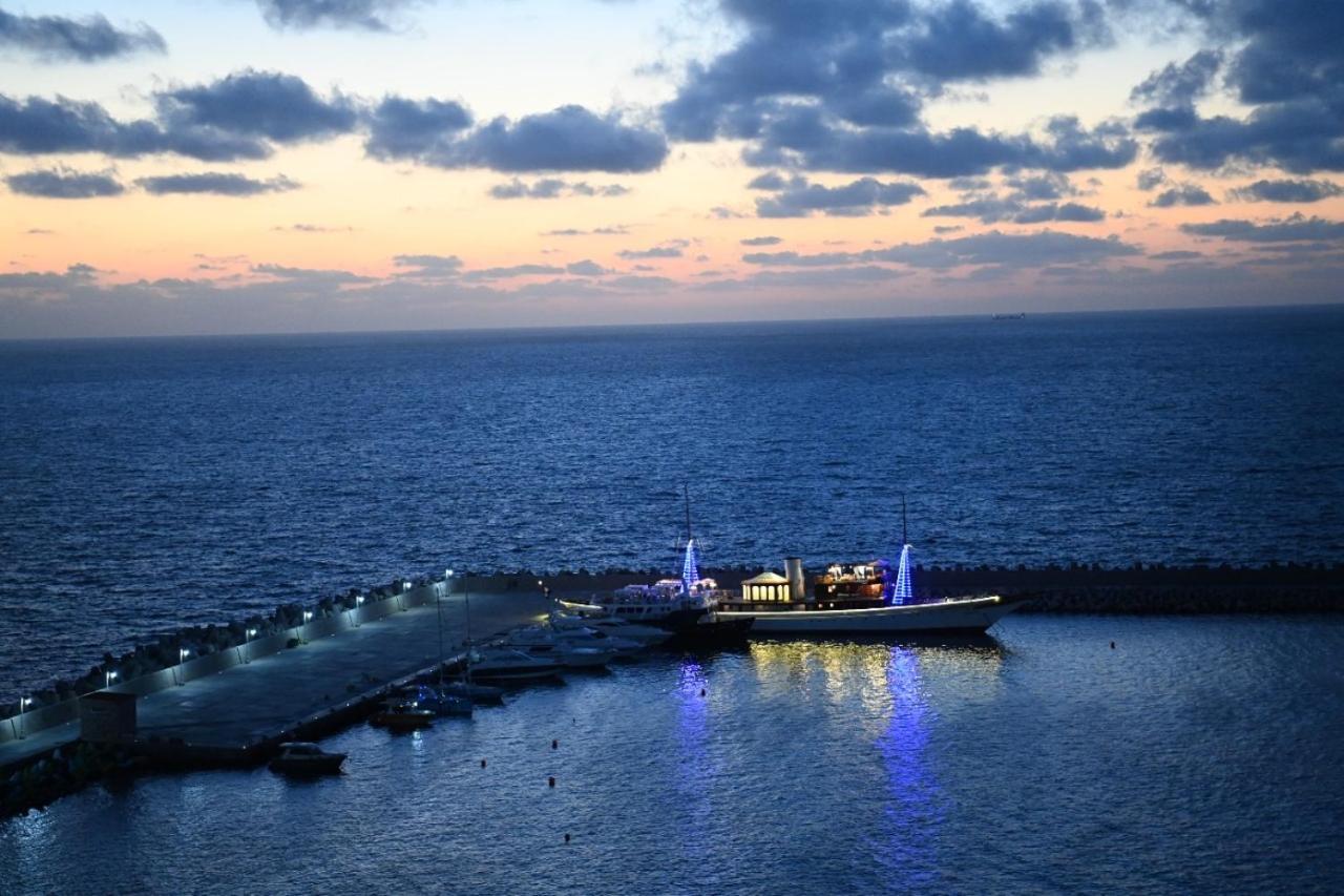 Fleet Club Mahrousa อเล็กซานเดรีย ภายนอก รูปภาพ The port of Limassol at night