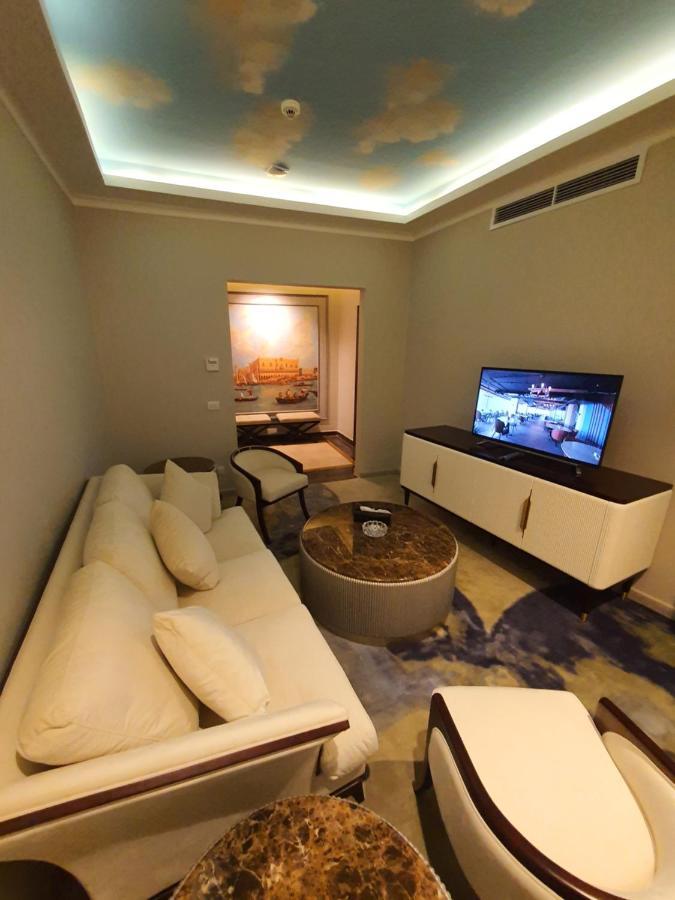 Fleet Club Mahrousa อเล็กซานเดรีย ภายนอก รูปภาพ A living room in a suite at the hotel