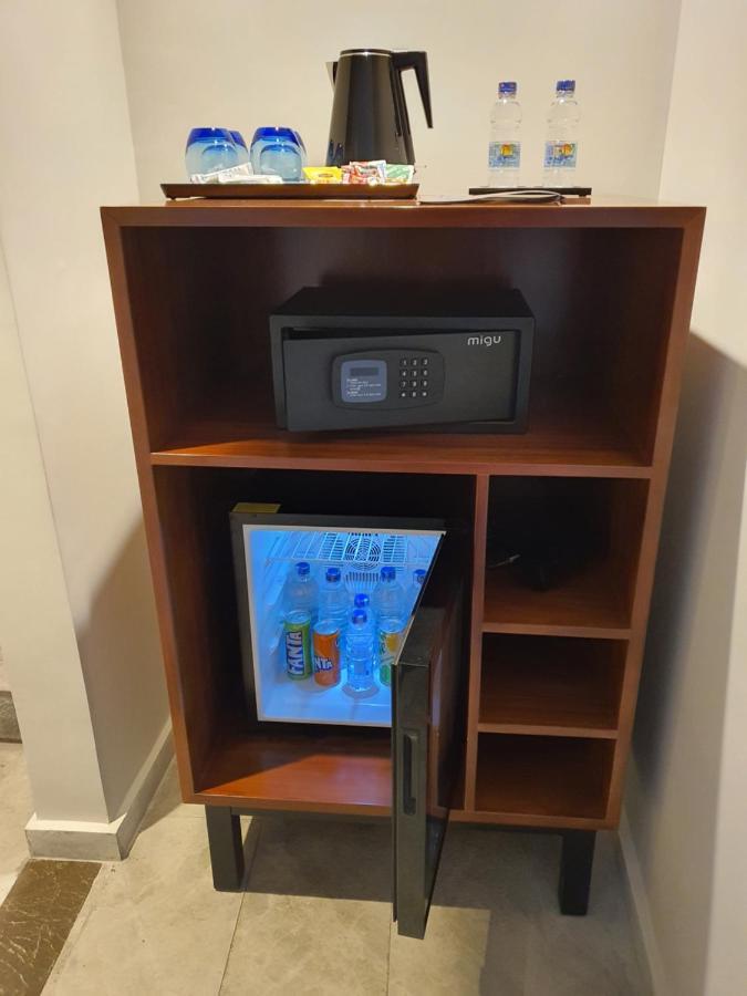 Fleet Club Mahrousa อเล็กซานเดรีย ภายนอก รูปภาพ A mini-refrigerator in a hotel room