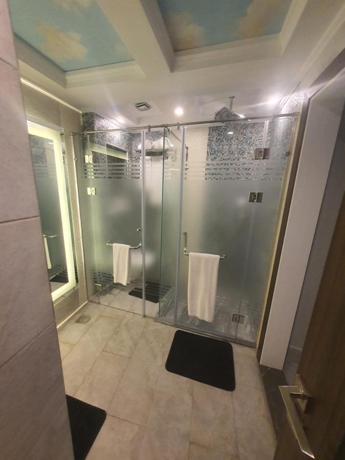Fleet Club Mahrousa อเล็กซานเดรีย ภายนอก รูปภาพ A shower with a sliding door