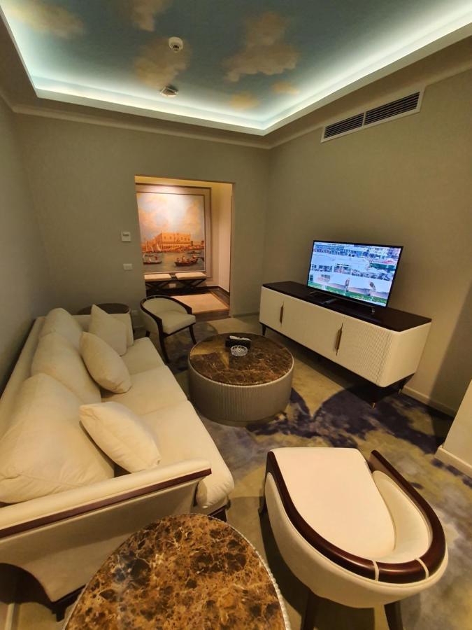 Fleet Club Mahrousa อเล็กซานเดรีย ภายนอก รูปภาพ A living room in a suite at the hotel
