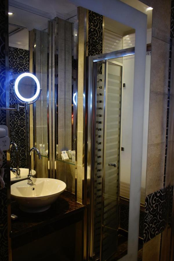 Fleet Club Mahrousa อเล็กซานเดรีย ภายนอก รูปภาพ A bathroom in the hotel