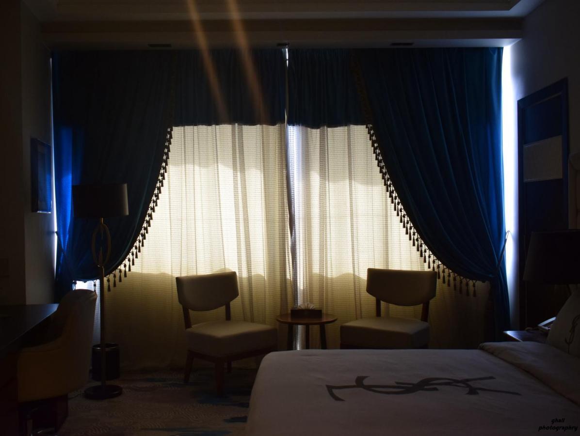 Fleet Club Mahrousa อเล็กซานเดรีย ภายนอก รูปภาพ Curtains in a bedroom