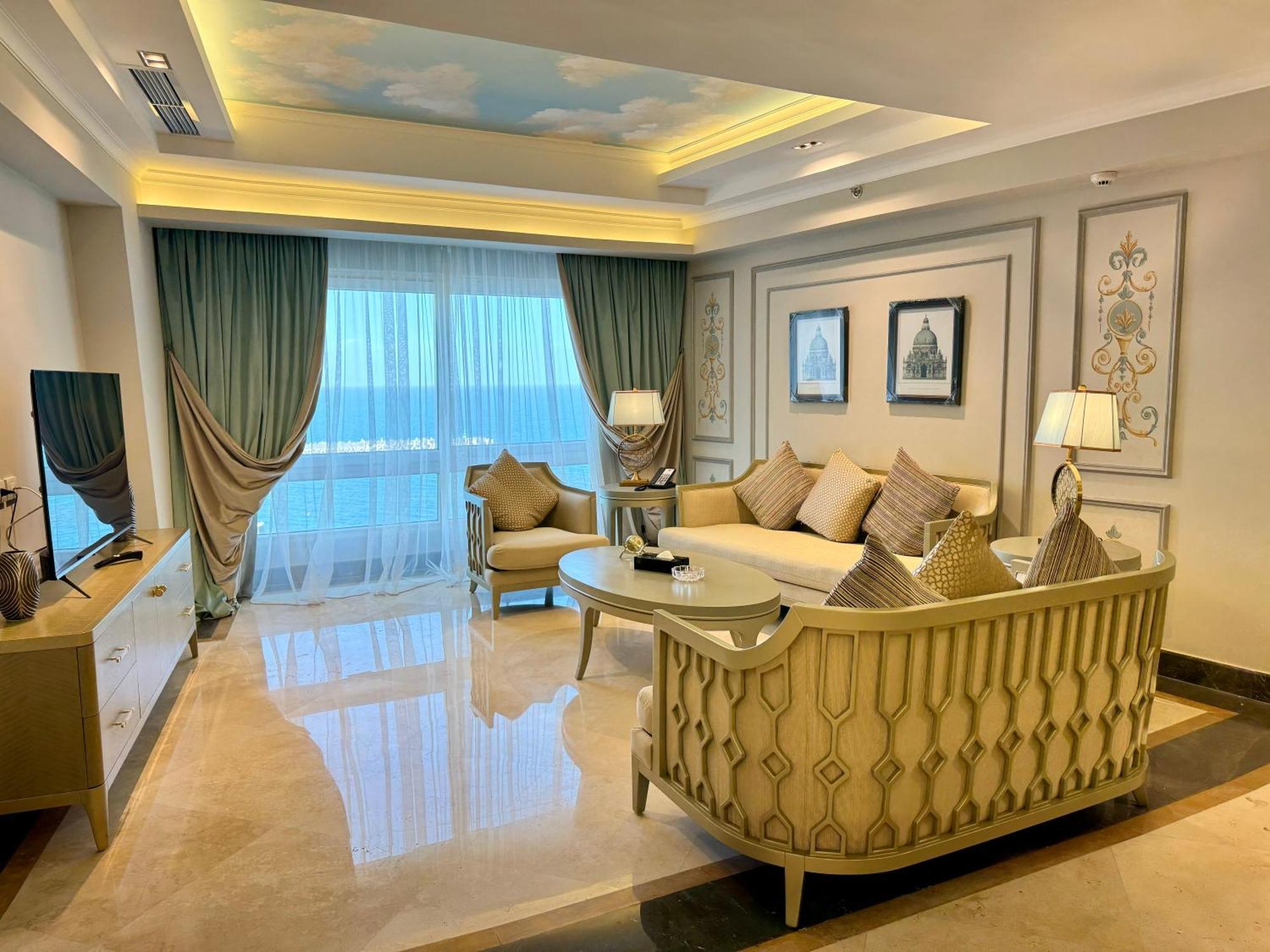 Fleet Club Mahrousa อเล็กซานเดรีย ภายนอก รูปภาพ Living room of a suite at the hotel