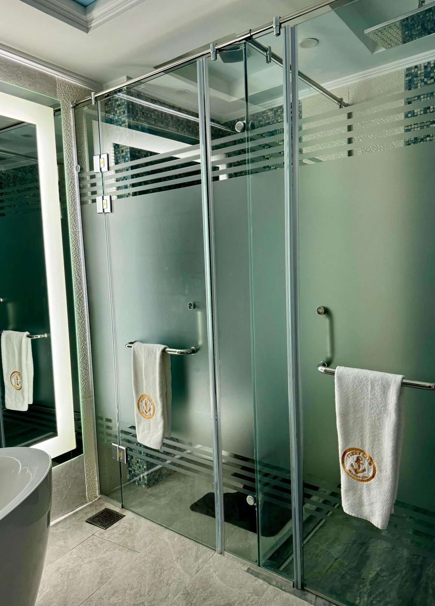 Fleet Club Mahrousa อเล็กซานเดรีย ภายนอก รูปภาพ A shower door