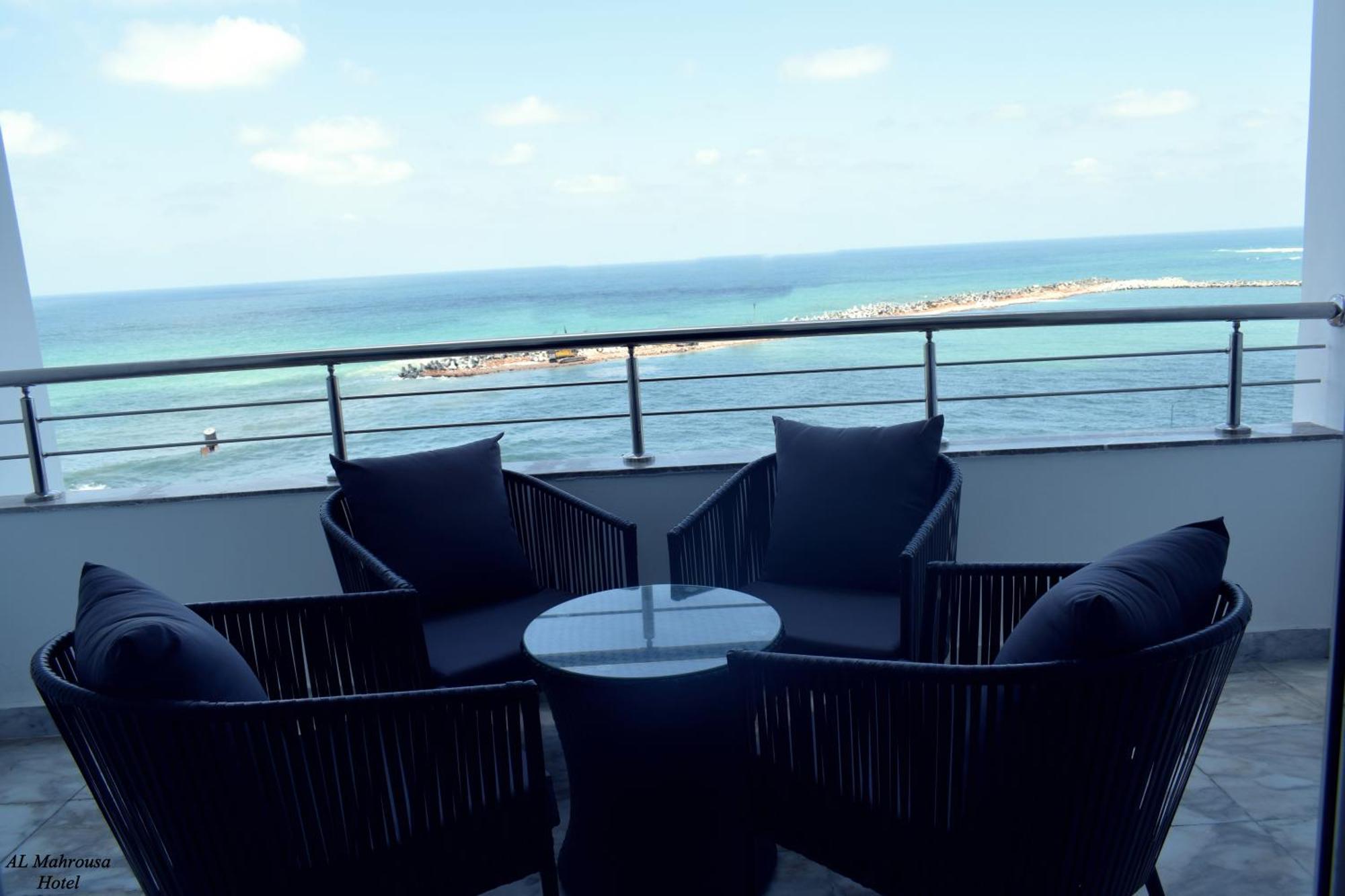 Fleet Club Mahrousa อเล็กซานเดรีย ภายนอก รูปภาพ View from the balcony of a suite at the Hilton Colombo