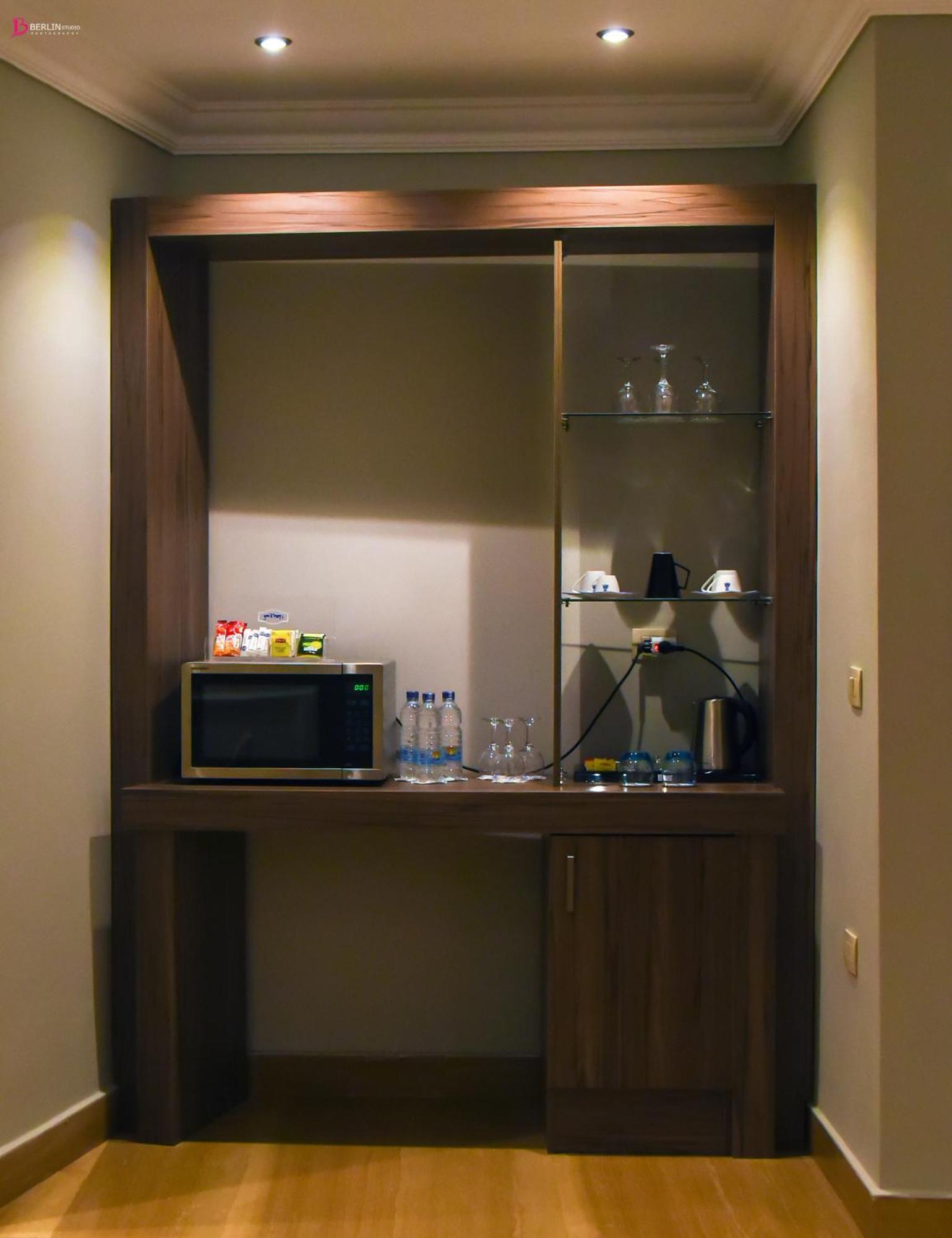 Fleet Club Mahrousa อเล็กซานเดรีย ภายนอก รูปภาพ A wet bar in a hotel room